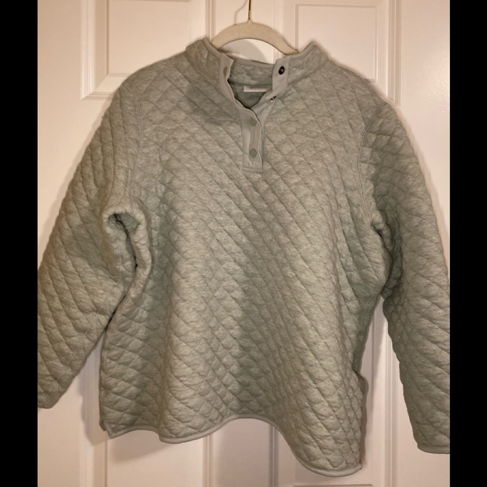 NWOT d & CO. Active quilted jersey henley top in mint green.